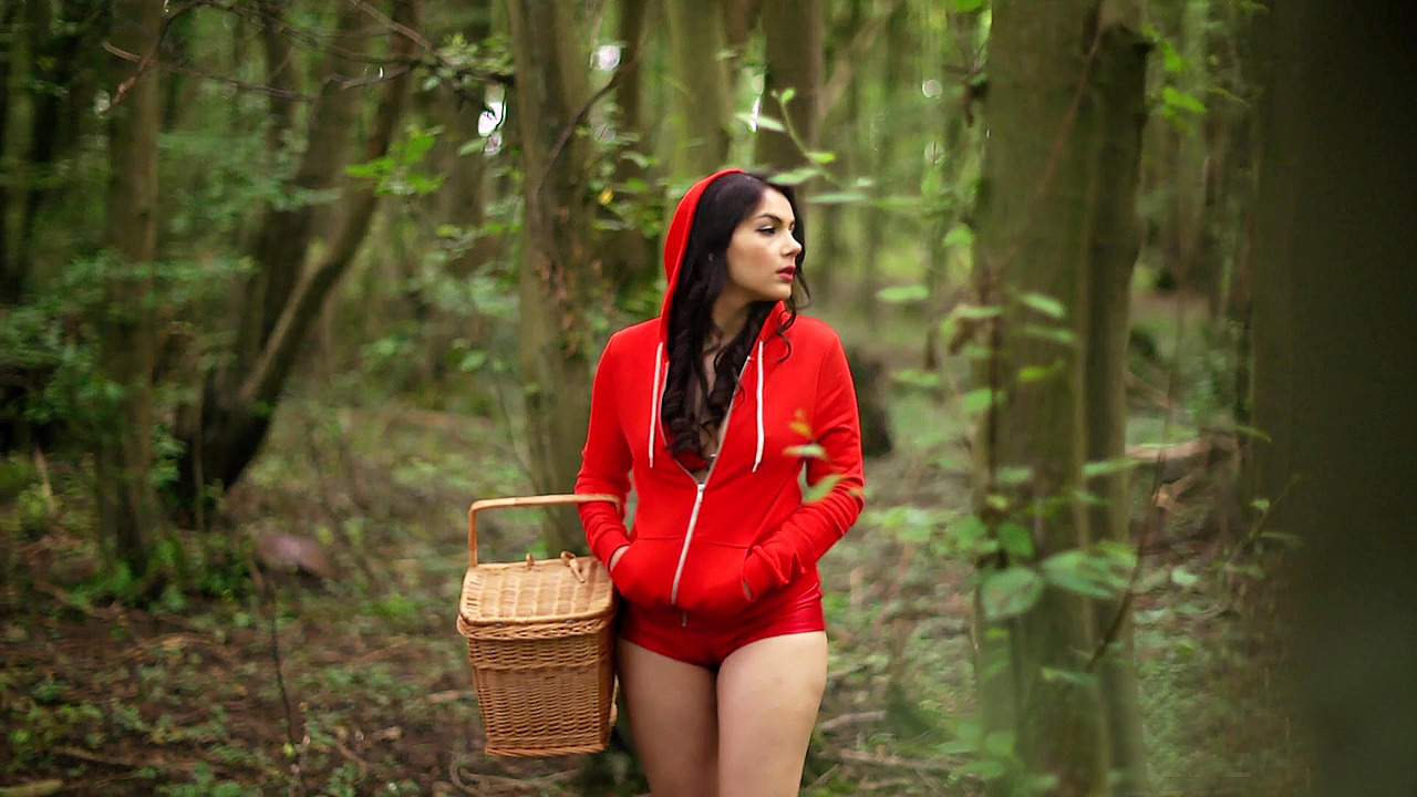 1280px x 720px - Valentina Nappi gets caught in the forest by Danny D - Porn Movies - 3Movs