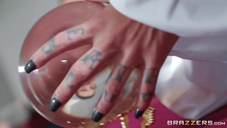 Fortune teller Bonnie Rotten is going to fuck Small Hands