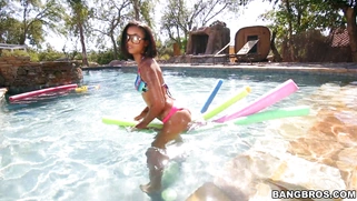 Slender ebony babe Skim Diamond Skin shaking her ass in the pool