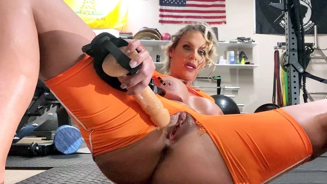 Phoenix Marie is dildoing her pussy in the gym - Porn Movies - 3Movs