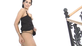 Loren Minardi flexes butt plug with her gripping anus and tastes herself on it
