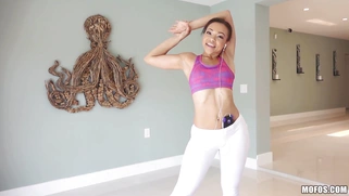Yoga babe Adrian Maya shows us her butt while working out