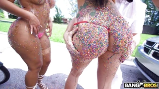 Rose Monroe and Lilith Morningstar flaunt their big asses outdoors