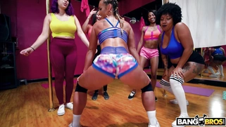 Kelsi Monroe shakes, bounces and twerks her amazing butt