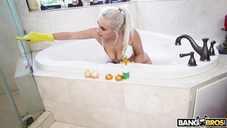 Indica Monroe is cleaning the bathtub and showing off her ass