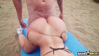 Big booty Blondie Fesser gets fucked doggystyle on the beach