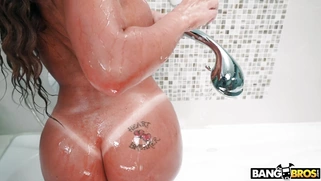 Richelle Ryan takes the bath and shows off her amazing ass