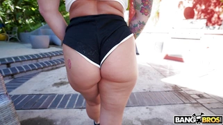 Payton Preslee shows off her amazing big ass outdoors