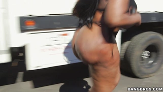 Victoria Cakes working out as her giant chocolate ass jiggling