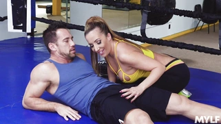 Richelle Ryan gives blowjob to Johnny Castle in the gym
