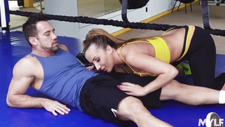 Richelle Ryan gives blowjob to Johnny Castle in the gym