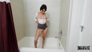 Nicole Aria gets fucked standing in the bathtub