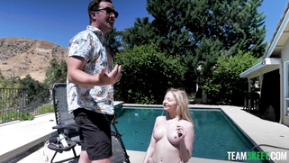 Blonde Jenna Fireworks is sucking Jessy Jones' cock poolside