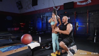 Sarai Minx gets her pussy licked by Jmac in the gym