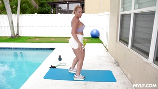 MILF Mellanie Monroe does workout poolside