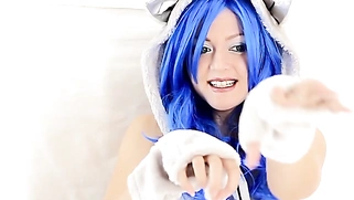 Cosplayer penetrates her hairy pussy with a banana