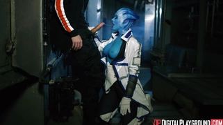 Rachel Starr as Liara T’soni sucks captain Shephard's cock