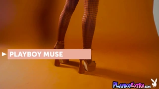 Hot naked dancer shaking her bubble butt