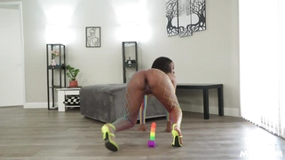 Mocha Menage shakes her ass on rainbow dildo