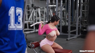 Melztube shows off her beautiful ass in the gym