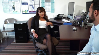 Boss Tiffany Rain seduces her employee by spreading her legs