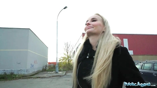 Meet one of the sexiest MILF's in Prague and watch her fuck