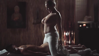 Милфа дрочит сиськами