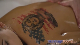 Великий член для намасленої та змасажованої татуйованої українки