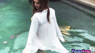 Teen reveals her pussy under the water