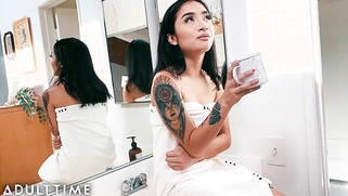 This Asian beauty fingers herself in the shower