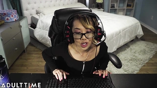 Gamer Chick Streams Sex and Facial