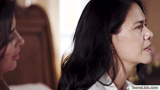 Back massage turns into a pussy licking session