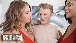 Jimmy Michaels Makes Sure He Cums Equally on Curvy Babes Ashlyn Peaks and Dame