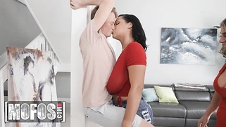 Bombshells Dames & Ashlyn Peaks Get on Their Knees and Share Jimmy Michaels' Cock