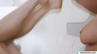 Hot Lesbian Babes in Heat Licking Pussy