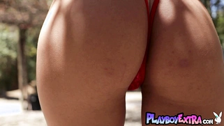 Teen radiates positivity as posing naked