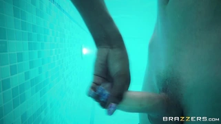 Ebony MILF Jasmine Webb gives handjob to Jordi in the pool