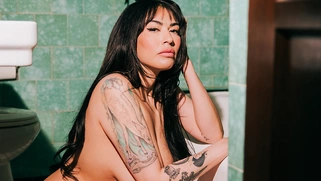 Latina MILF shows her irresistible pussy