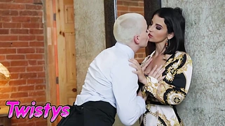Thicc lesbians Riley Nixon & LaSirena69 go 4 fingers deep