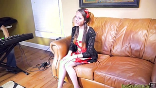 Teen wannabe singer sucking cock for her chance