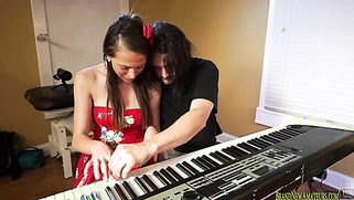 Teen wannabe singer sucking cock for her chance