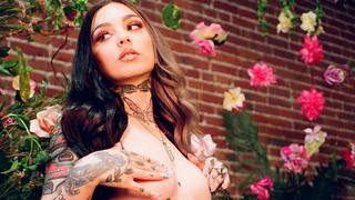 Confident naked hottie shows her tattoos