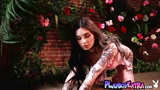 Confident naked hottie shows her tattoos