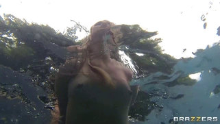Sexy gal Kaylee Evans having sex underwater