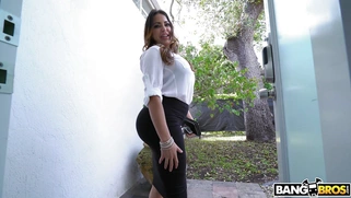 Julianna Vega shows off her great big ass
